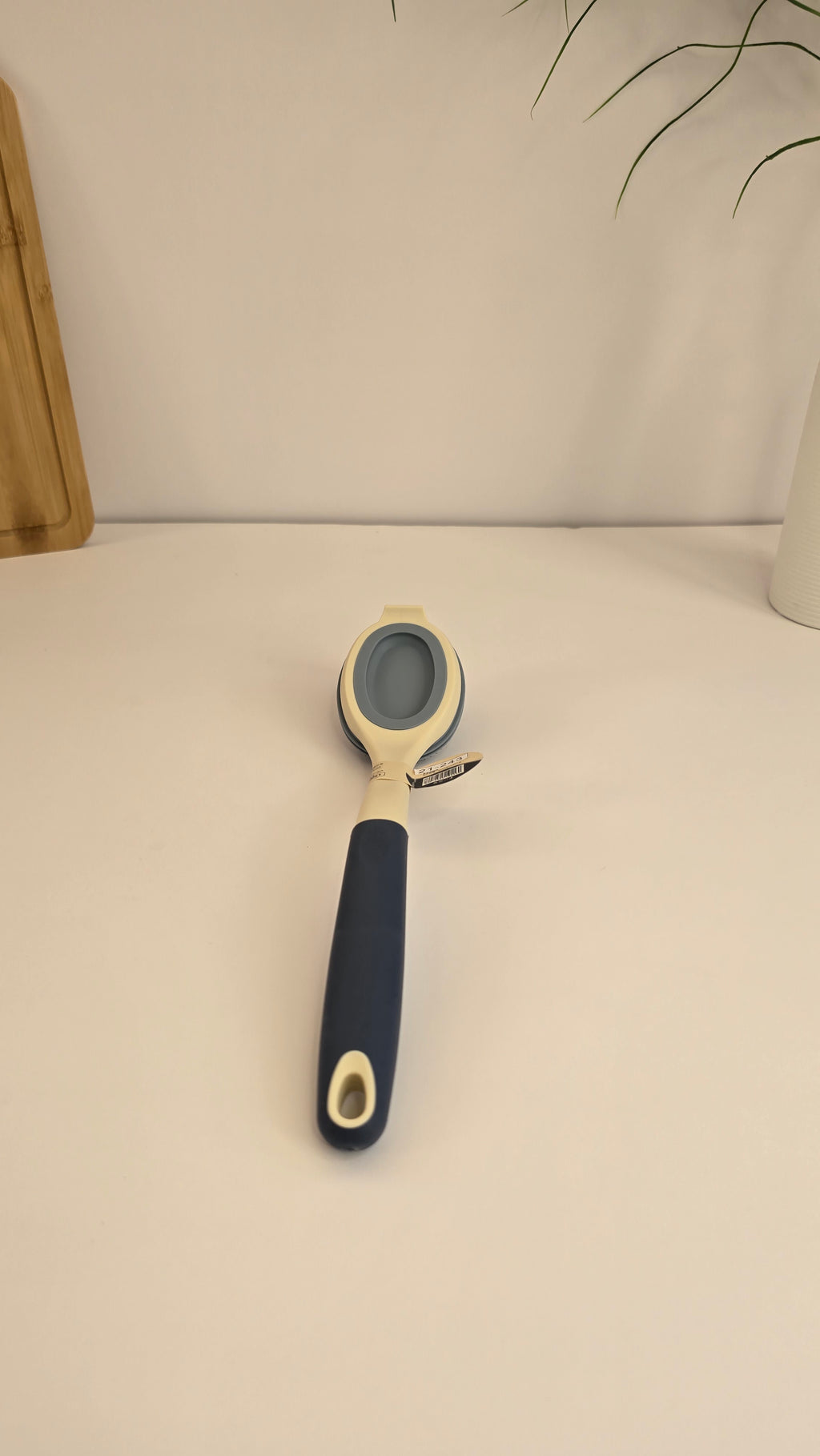Reverse side and long non-slip handle of the Beiryta silicone dishwashing brush