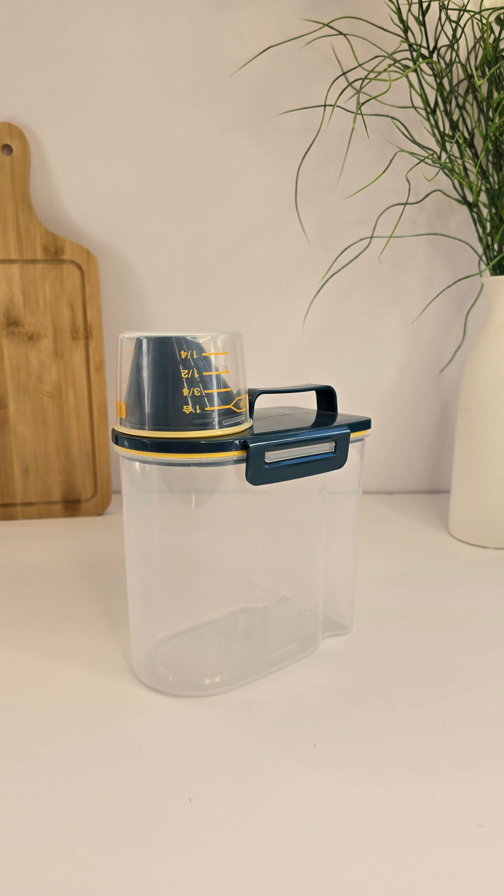 Beiryta clear dry food storage dispenser with measuring cup and locking lid