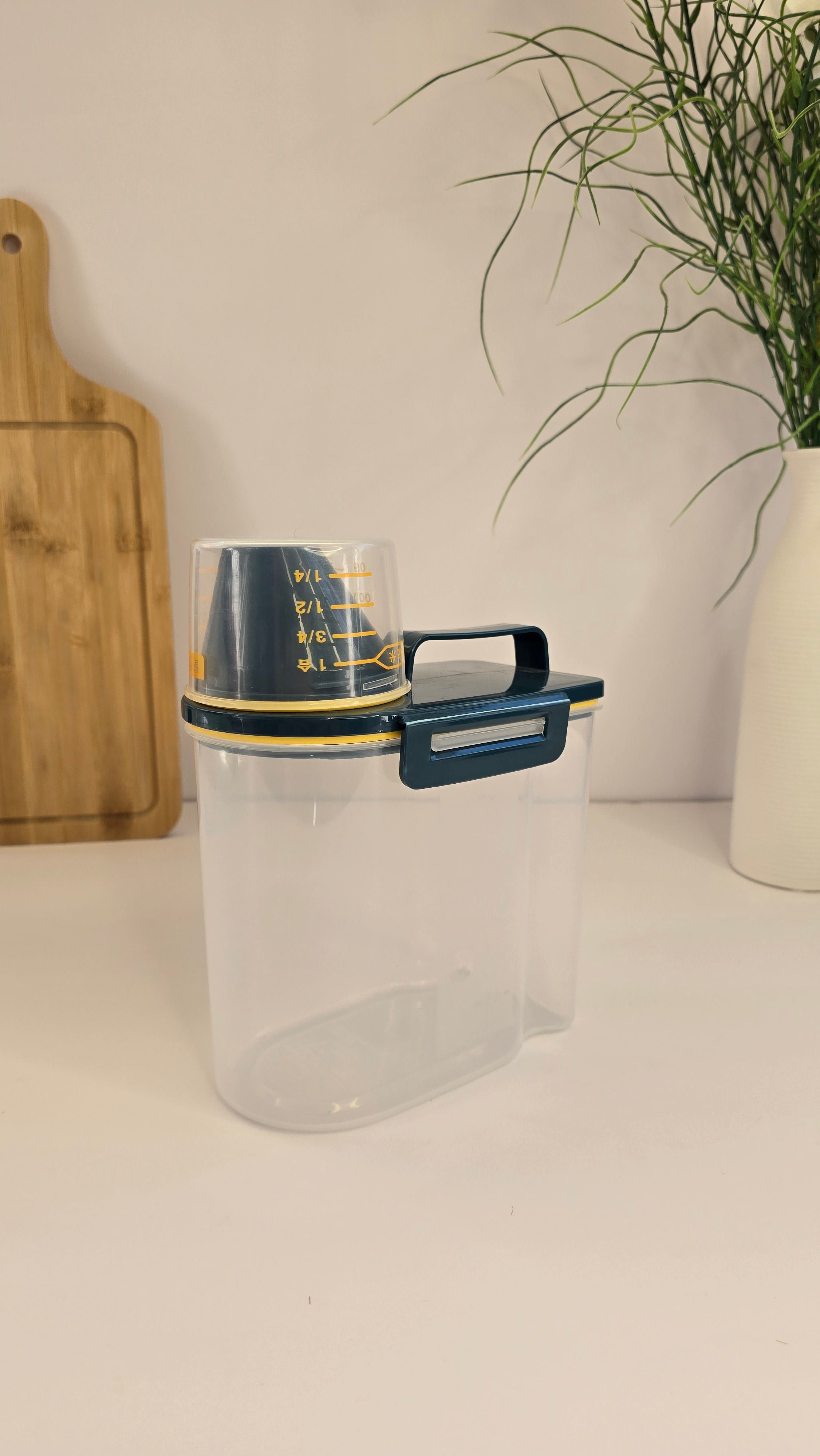 Beiryta clear dry food storage dispenser with measuring cup and locking lid