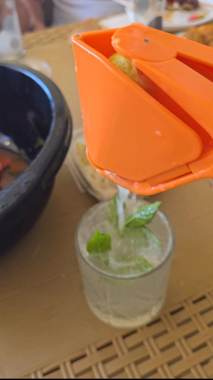 Beiryta Easy-Squeeze Lemon Juicer squeezing fresh lemon juice into a glass without seeds.
