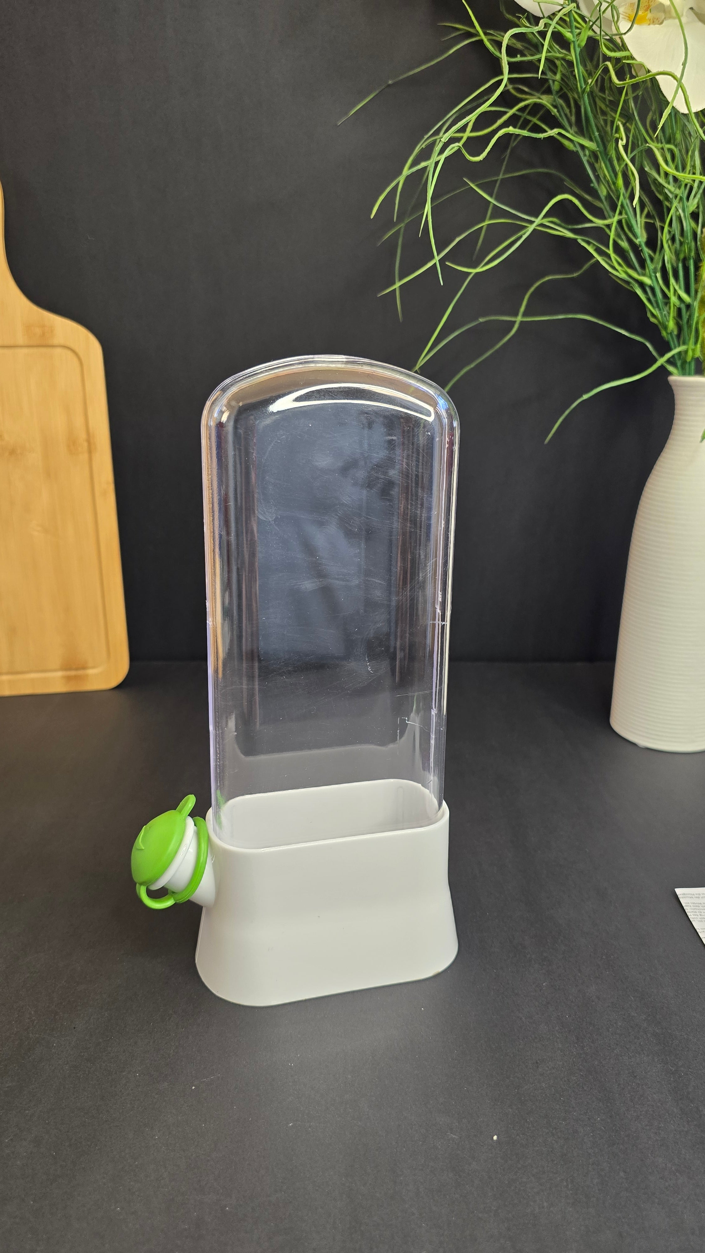 Back view of the transparent Beiryta fresh herb storage container