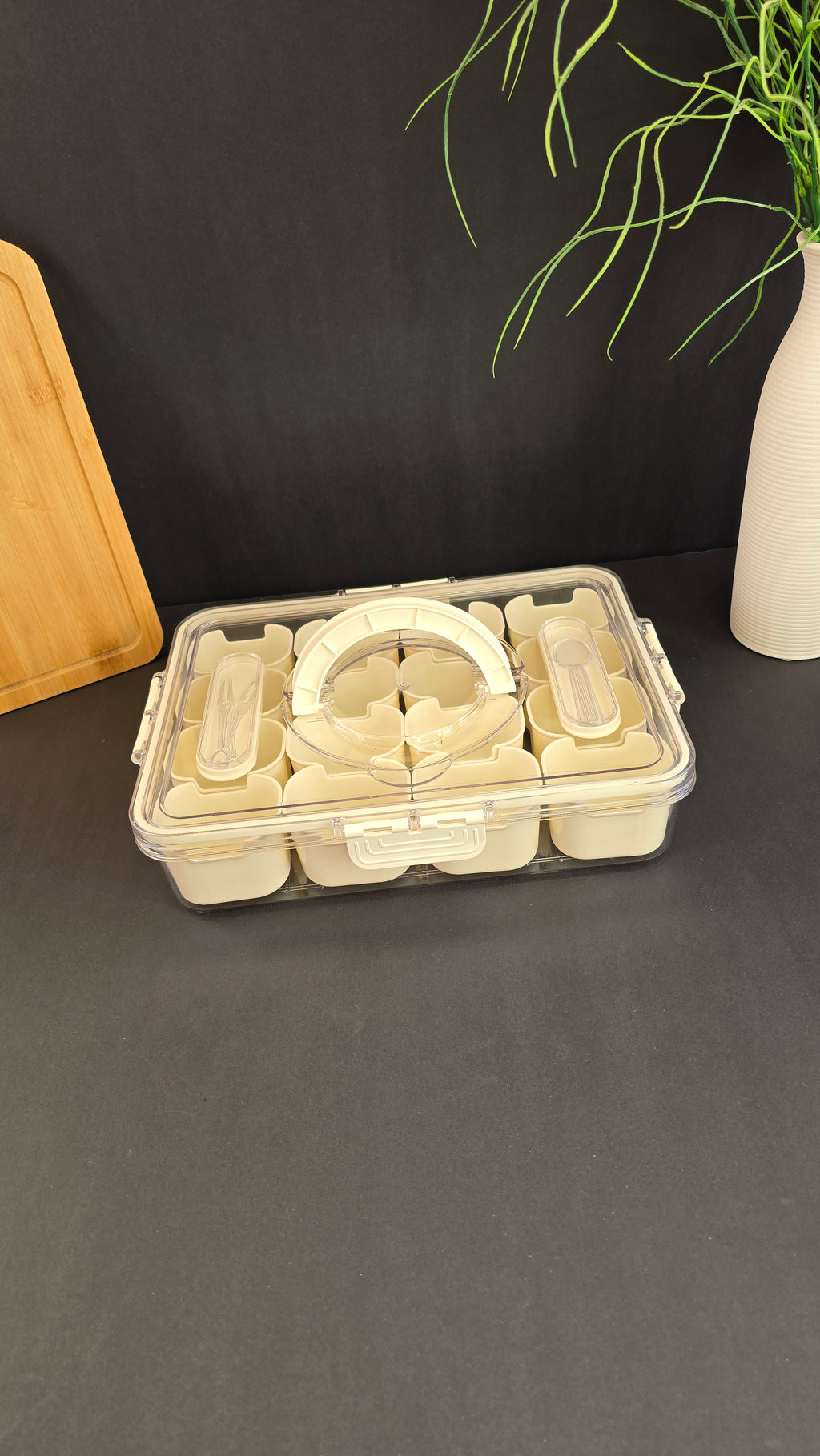 Close-up of the integrated carry handle on the clear snack organizer