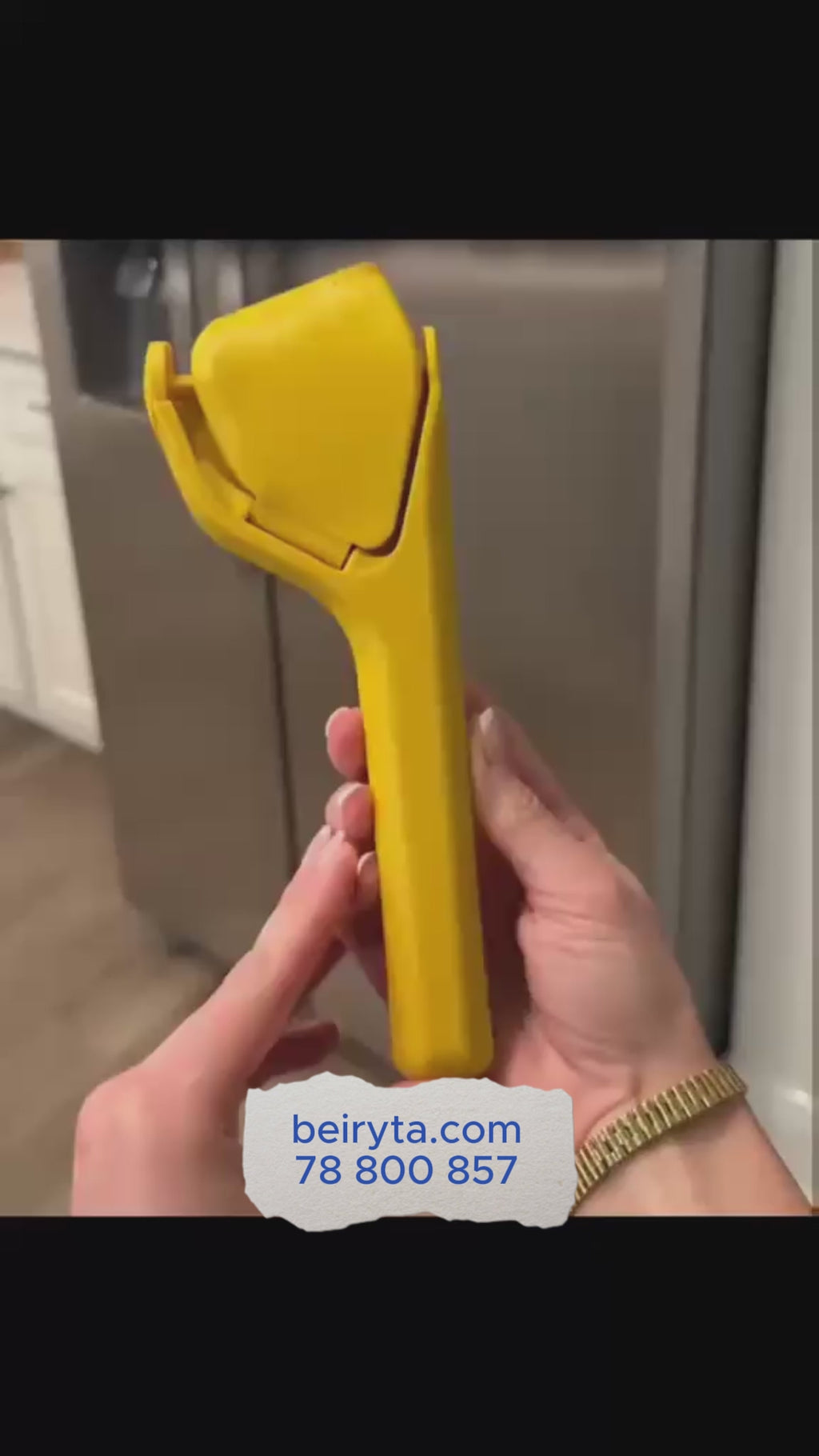 Demonstration of the Beiryta Easy-Squeeze manual lemon juicer extracting fresh juice