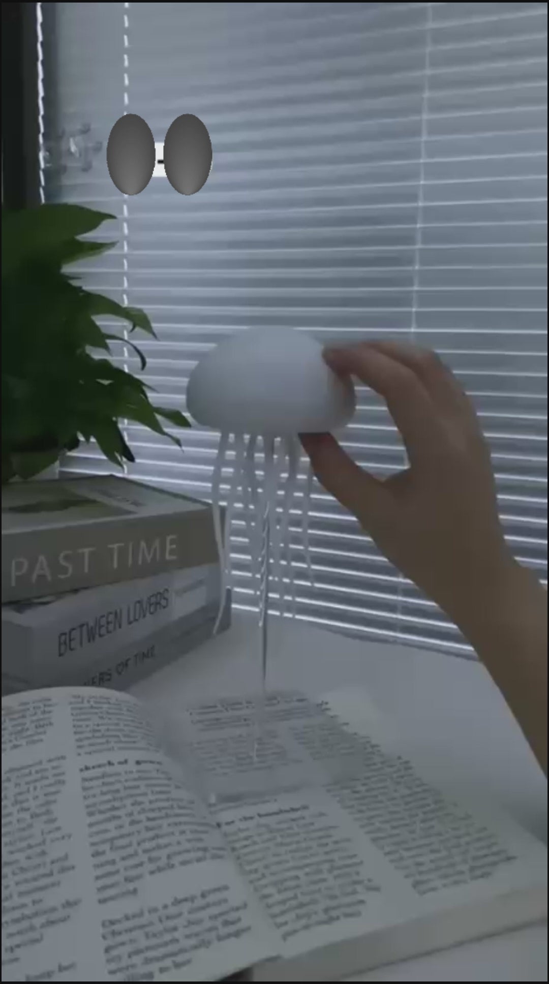 Beiryta jellyfish lamp demonstrating moving tentacles and colour-changing light modes