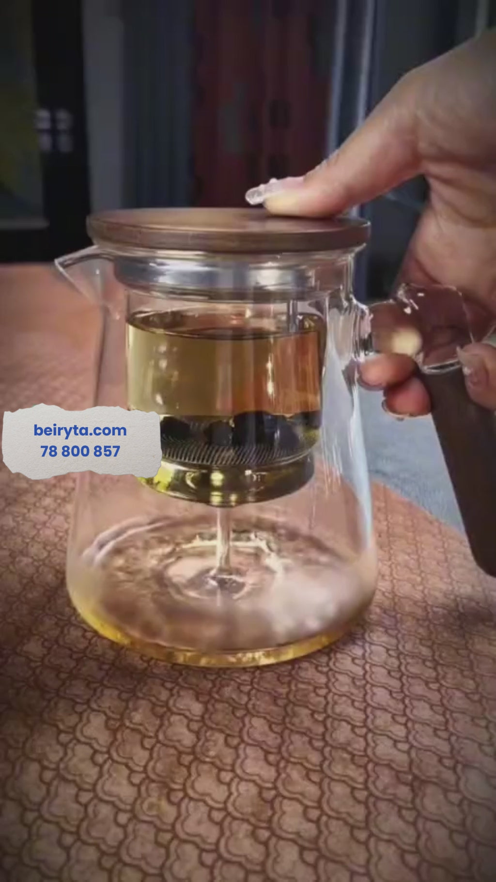 Demonstration of tea being prepared and poured using the Beiryta glass teapot