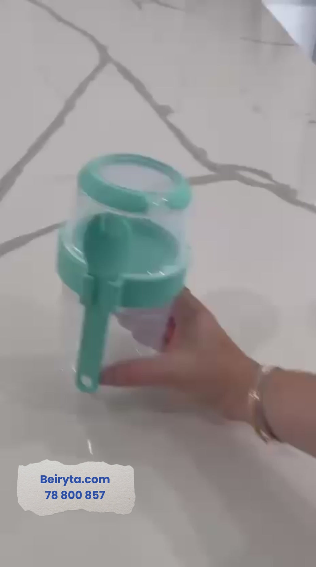 Video demonstrating the compartments and features of the Beiryta two-way salad container