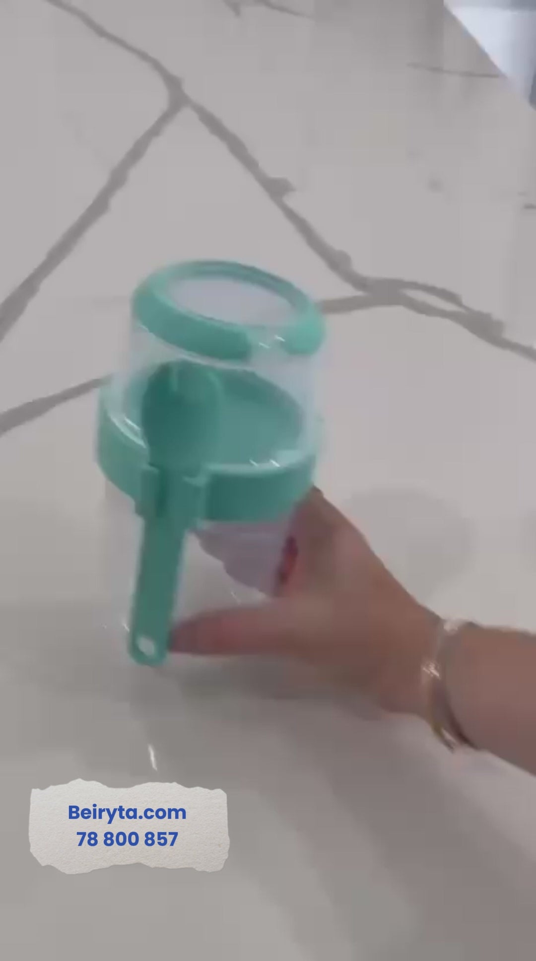 Video demonstrating the compartments and features of the Beiryta two-way salad container
