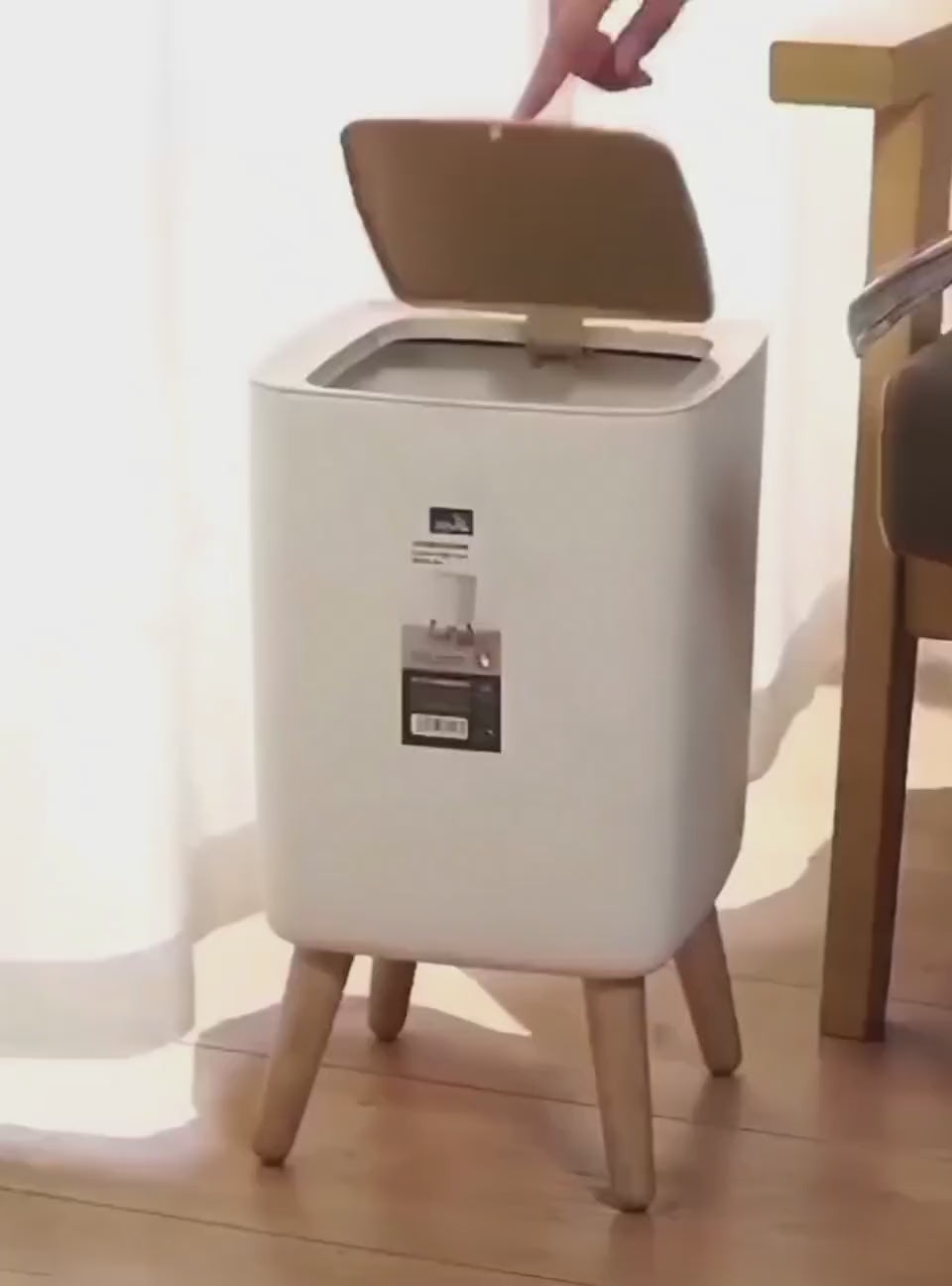 Demonstration of the Beiryta Nordic 10L trash bin featuring a press-to-open lid and elegant Scandinavian-inspired design.