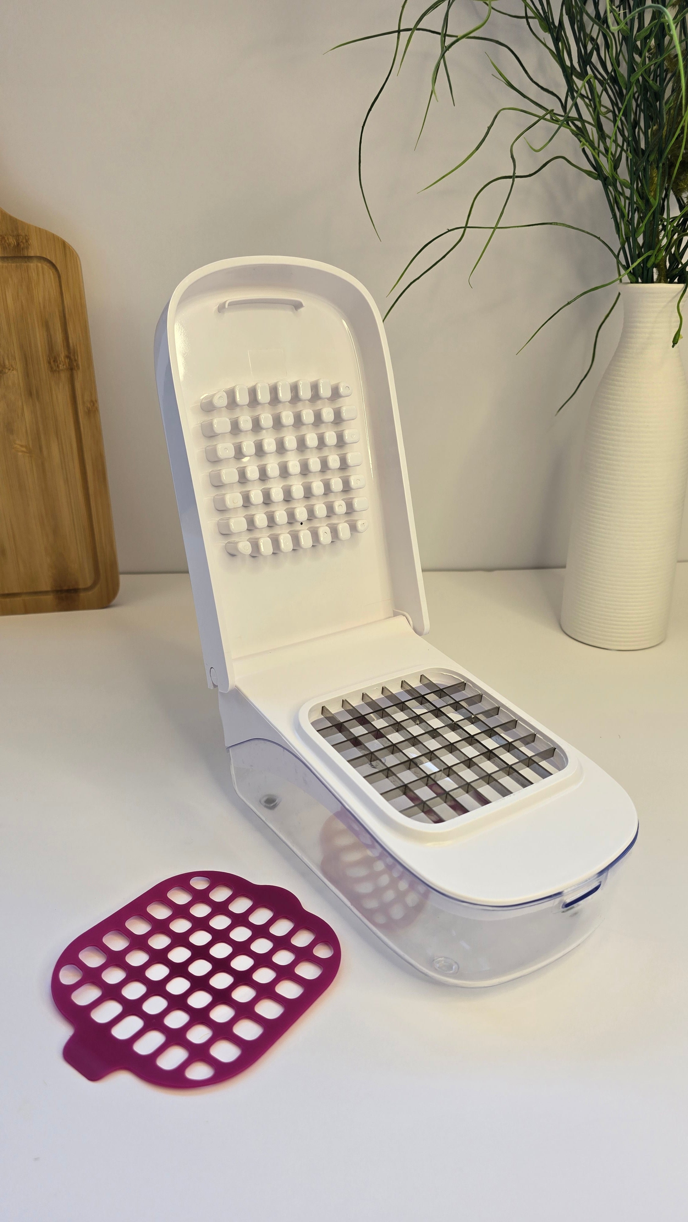 Vegetable chopper with removable cleaning insert and cutting grid